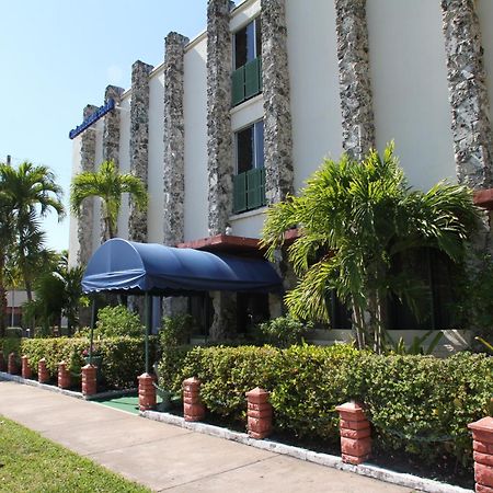 Hotel Chateaubleau Coral Gables Extérieur photo